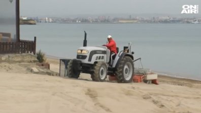 Първи отворен плаж край Бургас, посетители са семейства с деца