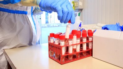 Новите щамове са се смесили, особено заразни са за младите хора
