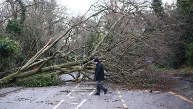 Западна Европа е в плен на страховита буря с ветрове със сила 160 км/ч