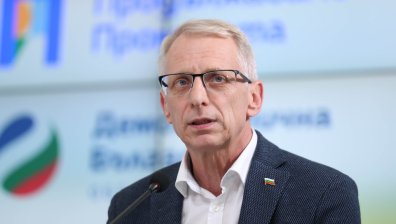 Николай Денков: Виждаме чадъри над хора от властта и над контрабандисти