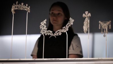 Изложба на бижута, носени от кралски особи, в Лондон (+СНИМКИ)