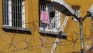 Избягал затворник опита да пререже врата си, за да не бъде затворен повторно