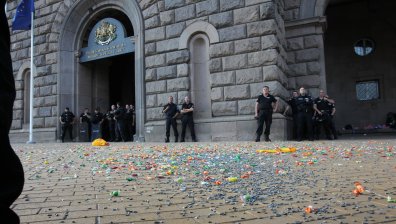 Протестиращи мятаха семки и бонбони пред Министерския съвет