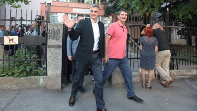 Служебният премиер Стефан Янев гласува