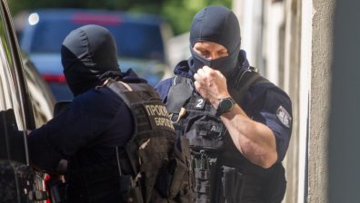 Задържаха 100 мигранти за няколко часа, един от шофьорите не знаел, че ги вози