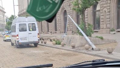 Микробус на "Пирогов" отнесе стълб до президентството