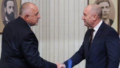 Борисов се измъкна, доказа кой кара влака и опита да хване Радев неподготвен