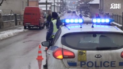 Инцидент с фатален край в Русенско: Пешеходка се подхлъзна, помете я бус