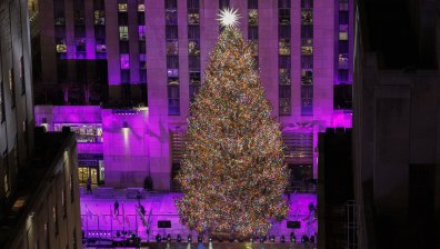 Коледно настроение в Ню Йорк: 35-метрова елха грейна в Манхатън