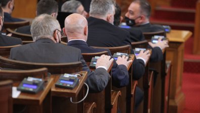 Депутатите решиха - втората година майчинство ще бъде 710 лв.