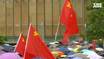 Пореден ден на портести в Хонконг, учители се включиха с митинги и шествие