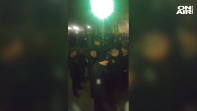 В знак на солидарност: Полицаите в Перник свалиха каски пред потестиращите