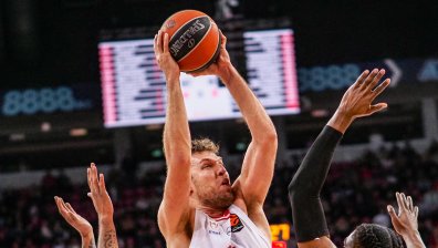 Везенков блесна с 25 точки при победа на "Олимпиакос" над "Барселона"