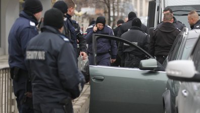 Спецчасти предотвратиха меле, отведоха 250 души в полицията в Горна Оряховица