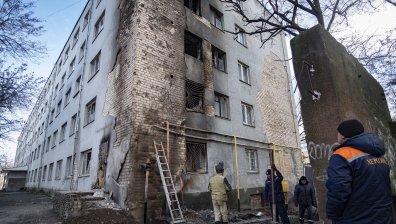 Русия обстрелва Херсон, снаряд улучи частно жилище и уби 20-годишен мъж