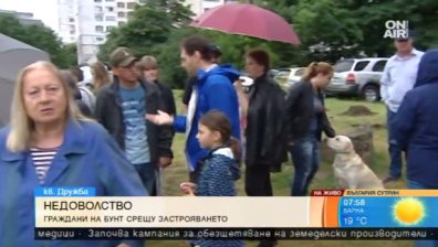 Жители на "Дружба" на протест срещу застрояване на зелена площ до езерото