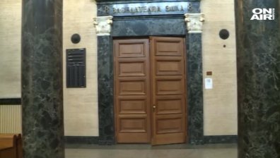 Ултрасът, уцелил с бомбичка полицайка, остава в ареста