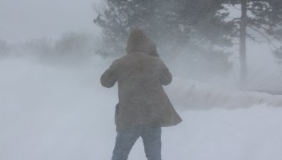 Навигация заби трима в непроходим сняг в Родопите, катериха баир в търсене на обхват