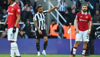 "Нюкасъл" удари "Манчестър Юнайтед" с 2:0 в битката за Топ 3