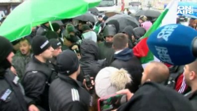 Протестите не спират - редица пътища бяха блокирани