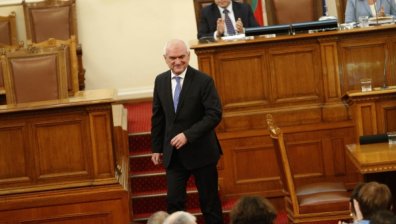 Главата на Главчев падна! Председателят на парламента подаде оставка