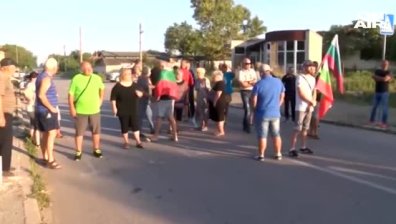 Протестиращи блокираха пътя за авиобаза "Безмер"
