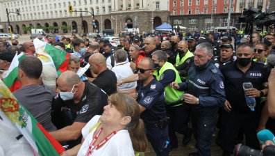 Нова блокада и напрежение на жълтите павета (+СНИМКИ)
