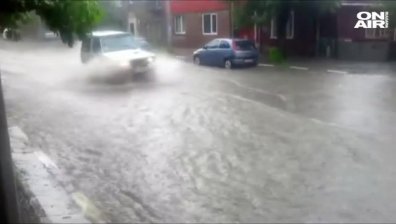 Лято? Наводнени улици и паднали дървета след силните валежи