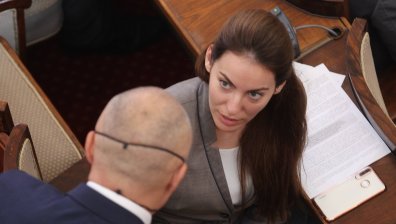 Депутатите отново спорят за маските, НС не било обществено място