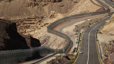 Израелски самолети бомбардираха граничния пункт "Рафах" три пъти за 24 часа