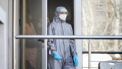 Кабинетът отпусна допълнителни 35 млн. лв. за медиците на първа линия