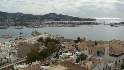 Двойка плати над 9 000 паунда за почивка в несъществуващ хотел в Ибиза