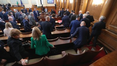 На жълтите павета протестират, докато в НС се карат за въглищните централи санирането