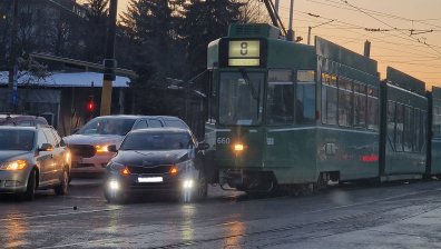 Кола и трамвай се удариха в София