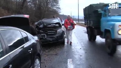 Верижна катастрофа на изхода на Благоевград заради мокра настилка