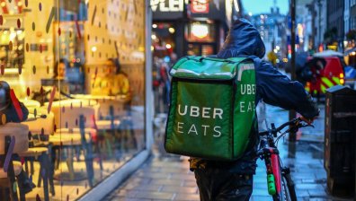 Uber придоби стартъп, насочва се в доставките на алкохол