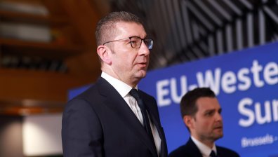 Мицкоски: Няма да променяме Конституцията на РСМ заради България