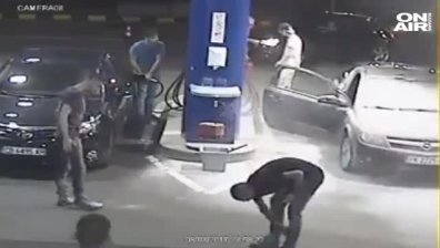 Екшън на бензиностанция: Служител "изкъпа" клиент с пожарогасител