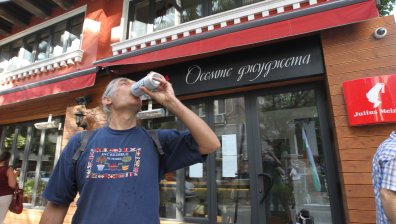 Граждани пиха бира пред "Осемте джуджета"