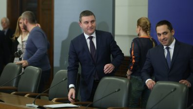 Правителството подкрепя фирми, запазващи работни места за 3 месеца