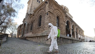 Малко миряни на службата в столичния храм "Св. Неделя", всички спазвали мерките