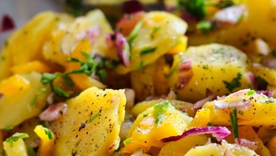 Рецепта за картофена салата с малко позната подправка от Старозагорско