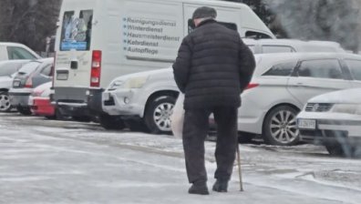 Изпитание върху лед: 20 минути прекосяване на половин тротоар в София (+ВИДЕО)