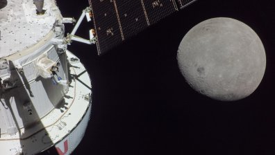 В търсене на замръзнала вода: Китай праща лeтaтeлeн aпapaт дo Южния пoлюc нa Лyнaтa