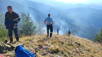 Пожарът в Пирин не навлезе в националния парк, задимяването остава силно