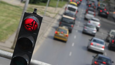 Вятърът повали светофар в Пловдив върху две коли, едната - на "Съдебна охрана"