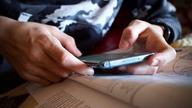 Турция забранява мобилните телефони в училищата