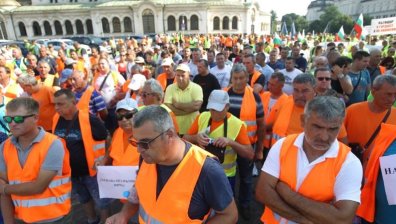 Договориха се: МРРБ ще плати поне 200 млн. лв. на пътните фирми