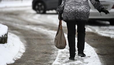 Стотици се потрошиха по улиците на заледена София, 35 души са хоспитализирани
