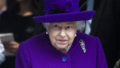 Кралица Елизабет ще съди принц Хари заради мемоарите му?